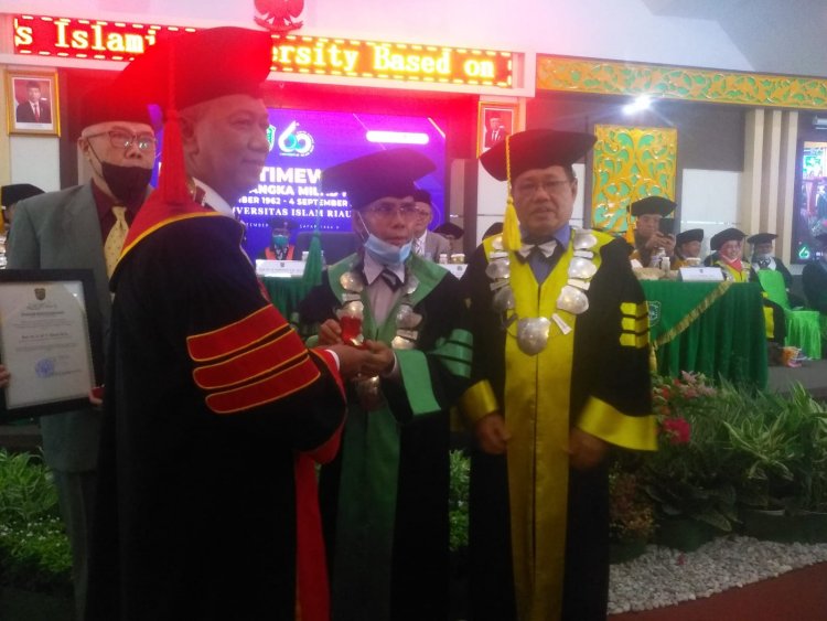 Rayakan Milad Ke-60, Para Mantan Rektor UIR Terima Pin Emas