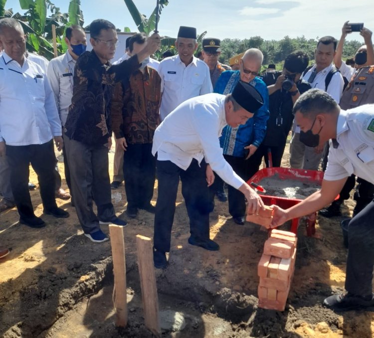 Letakkan Batu Pertama Ponpes Ma'Had Islam Riau, Gubri Minta Santri Diajari Teknologi Informatika