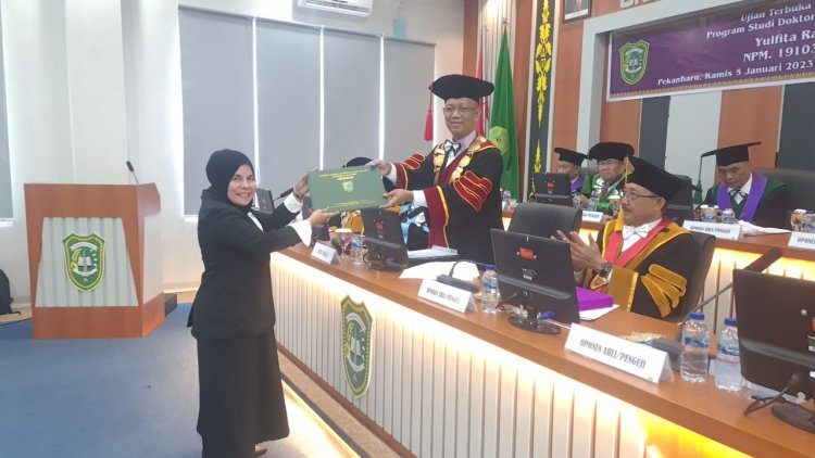 Yulfita Rahim Jadi Lulusan Doktor Ilmu Hukum Pertama di UIR