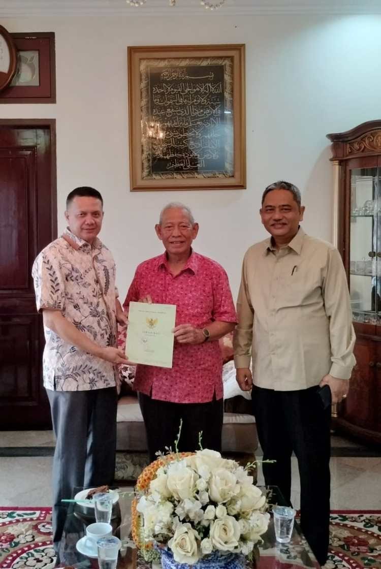 Mantan Gubri Saleh Djasit Ikut Berwakaf untuk Bangun Tajdid Center UMRI
