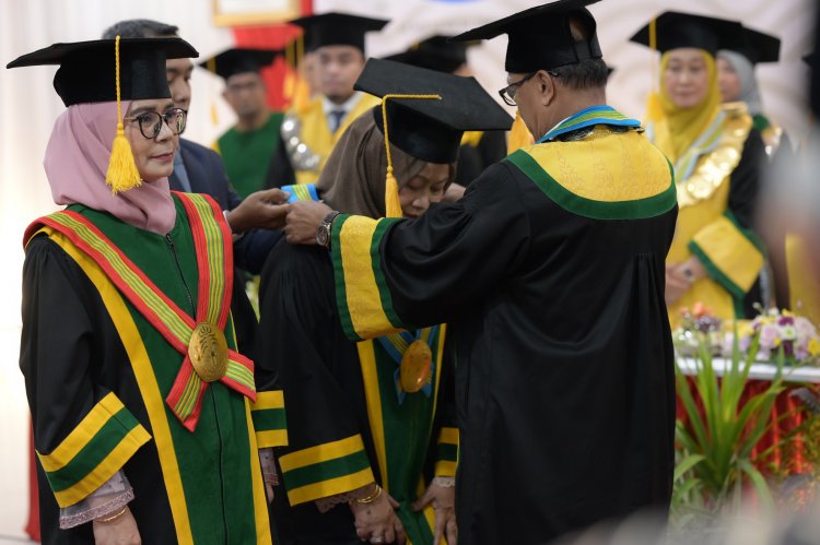 Lagi, Dua Guru Besar Dikukuhkan di Universitas Riau
